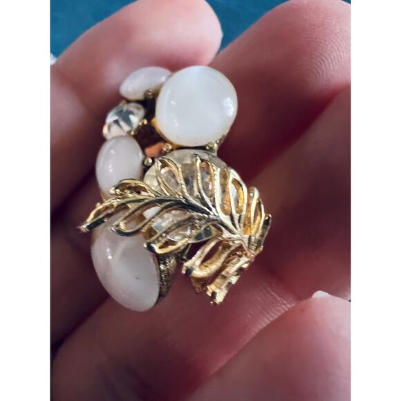 Vintage Pakula Clip-On Earrings Soft Moonglow Cabochons Rhinestones Leaf Gold - Picture 4 of 9